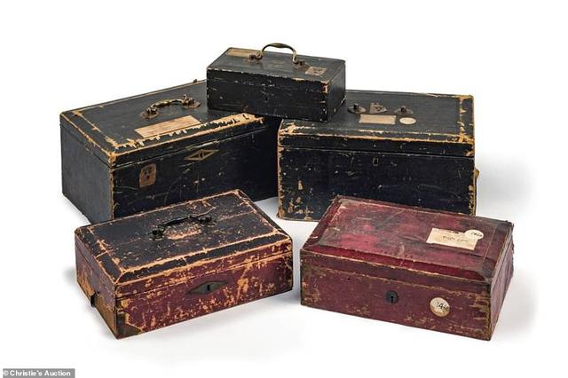 英国皇室搬家，237件皇家藏品被拍卖，历史久远五花八门