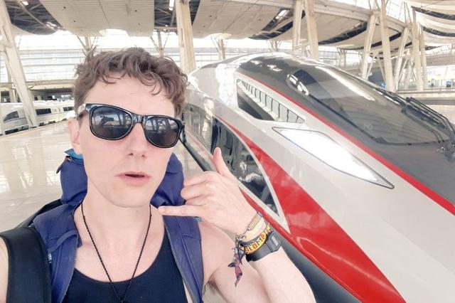 英国小伙为环保拒坐飞机，跨21726公里坐火车花一个月到中国