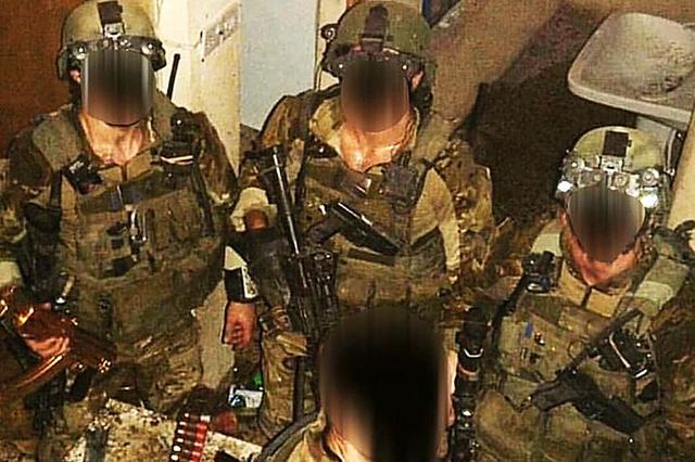 英军队击毙ISIS指挥官，缴获“黄金AK”，镀金枪身金光闪闪