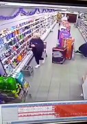 英国超市监控拍下箱子自行移动致女员工摔倒，