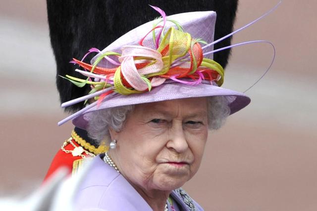 英国女王被鲍里斯“惹毛”，只因其带未婚女友在女王住所过夜