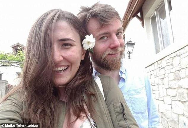 英国已婚男意外错杀女友，逃亡途中遇新欢，两人计划在狱中结婚