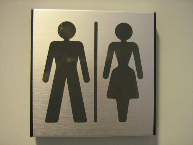 英政府重金建“男女混用厕所”，女公务员嫌弃：实在太臭，乱花钱