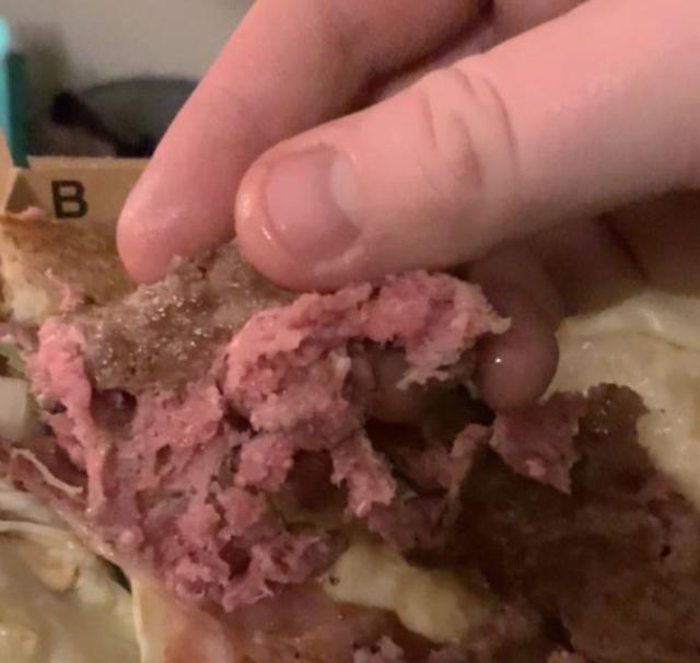 英国客人吃麦当劳吃出生肉，称入口“血腥”，自己免疫差会得病