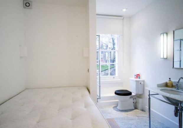 英国公寓月租14600，床边挨着马桶，网友：闻厕所味睡得香？