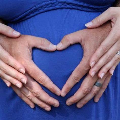 英国母亲偏信“多子多福”，20年18次流产还要生，终迎第五胎女儿