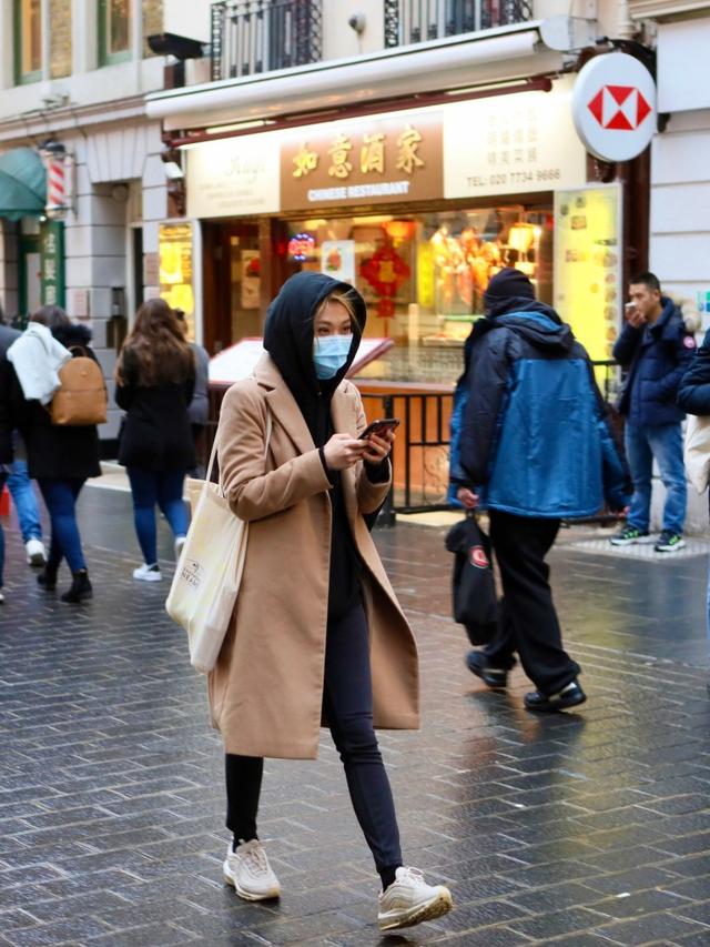 伦敦唐人街本应热热闹闹，如今空空荡荡，行人寥寥戴口罩匆匆走过