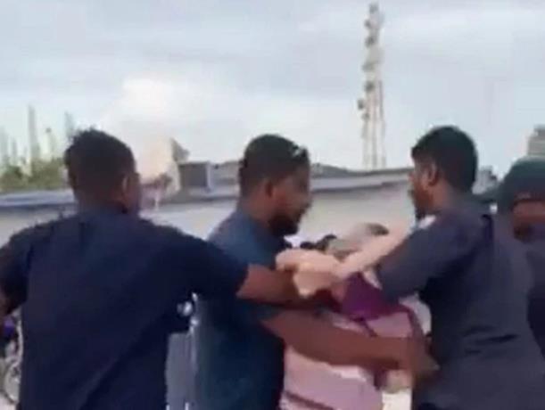 英国美女在马尔代夫因穿比基尼遭强行逮捕，当地警方被迫道歉