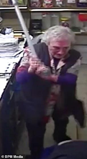 彪悍！英国80岁老太独自看店，用拐杖击退劫匪，获警察2千元嘉奖