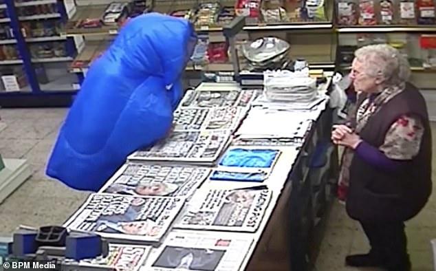 彪悍！英国80岁老太独自看店，用拐杖击退劫匪，获警察2千元嘉奖