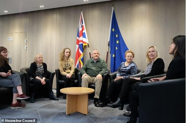 英国委员会决定脱欧后继续悬挂欧盟旗帜遭抨击：荒唐！浪费精力