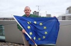 英国委员会决定脱欧后继续悬挂欧盟旗帜遭抨击