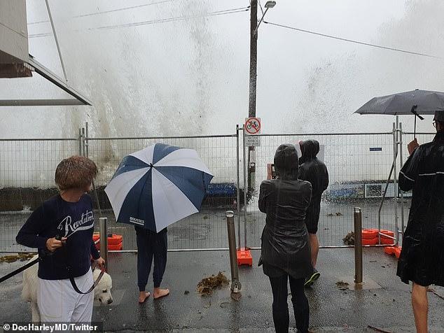 英国继澳洲后也遭暴雨袭击：多地受灾，航班停运，酒店被洪水冲走