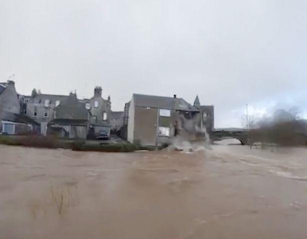 英国继澳洲后也遭暴雨袭击：多地受灾，航班停运，酒店被洪水冲走