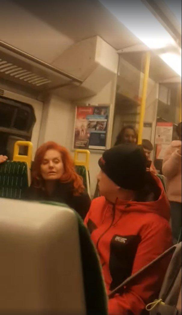 英国地铁这一幕太解气！南美妇女歧视戴口罩中国女子，全车人怒怼