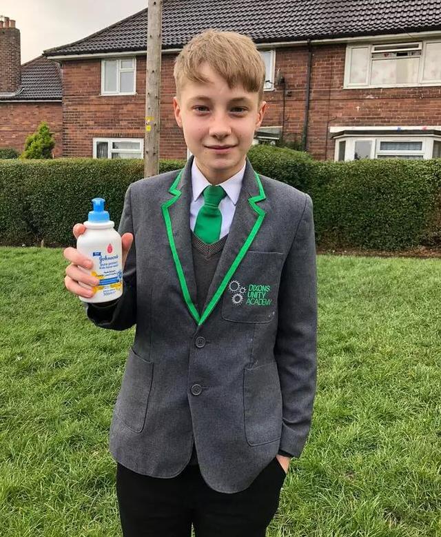 英国男孩因疫情发现新商机，在学校售卖洗手液，洗手一次收费4元