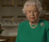 英女王全国讲话未涂钟爱的粉色口红，佩戴罕见