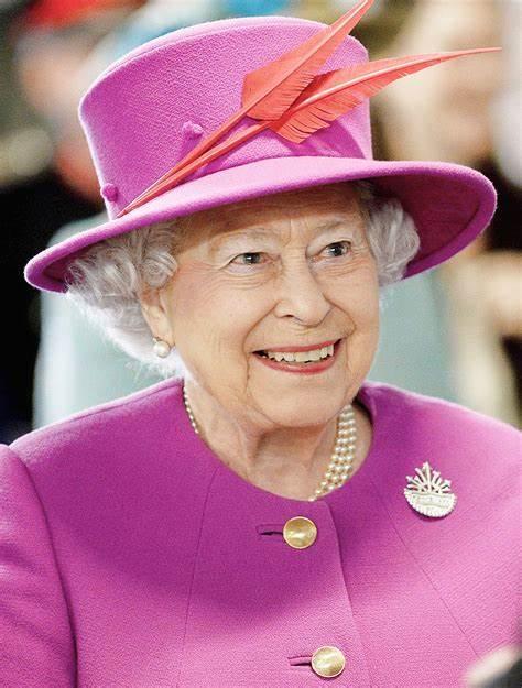 英女王全国讲话未涂钟爱的粉色口红，佩戴罕见胸针，装扮暗含深意