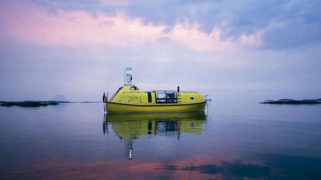 英国2名小伙买下退役救生艇，带只狗航行5000公里逐梦北极圈