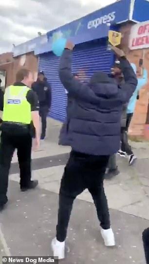 不要命了吗？英国黑人青年不戴口罩大肆集会，还假装锻炼躲避警察