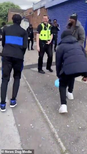 不要命了吗？英国黑人青年不戴口罩大肆集会，还假装锻炼躲避警察