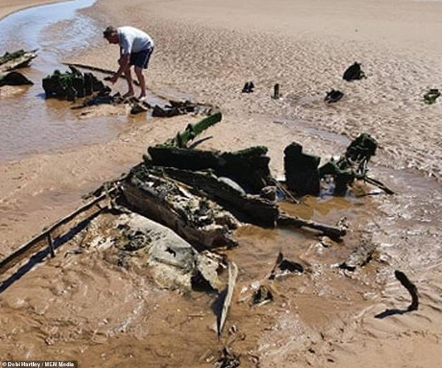 英男子海滩边遛狗被绊倒，竟意外发现失踪76年二战战斗机残骸