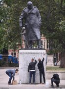 点赞！英国丘吉尔雕像被示威者涂鸦，路人刚下