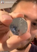 英网红爱好收藏零钱硬币，发现手上一枚纪念币