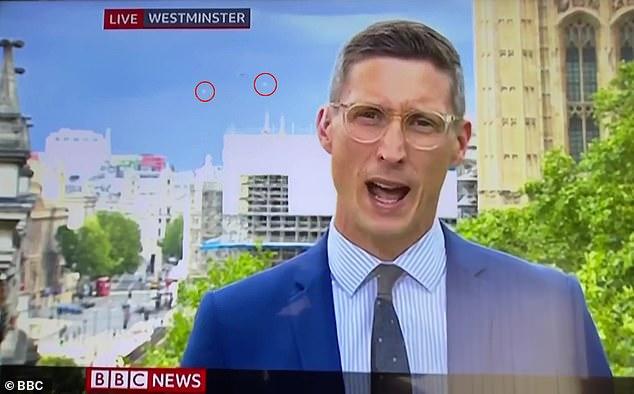 BBC记者现场直播，背后竟惊现2个神秘白色光点，疑是UFO