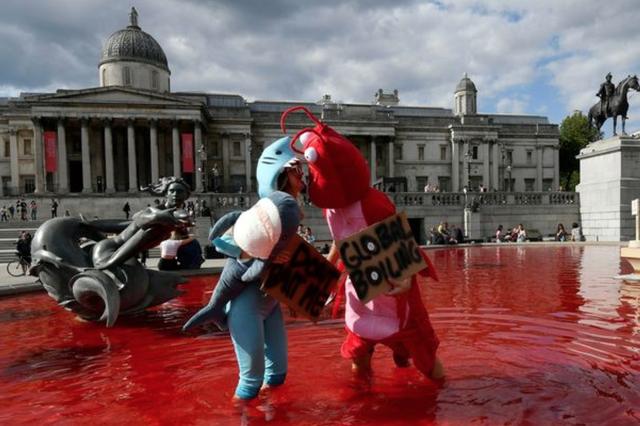 素食者们把伦敦喷泉染成一滩“鲜血”，炮轰政府：不吃肉就没疫情