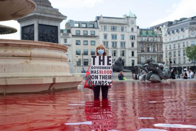 素食者们把伦敦喷泉染成一滩“鲜血”，炮轰政府：不吃肉就没疫情