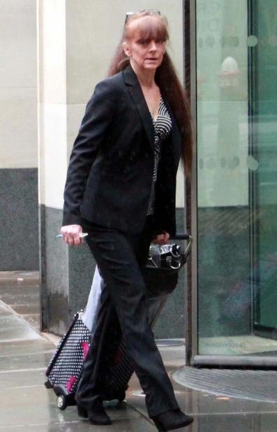 英老人改遗嘱后自杀，将遗产全捐给慈善组织，女儿瞬间无家可归
