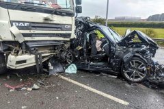 英国发生严重车祸，宝马被2辆卡车夹击完全报废
