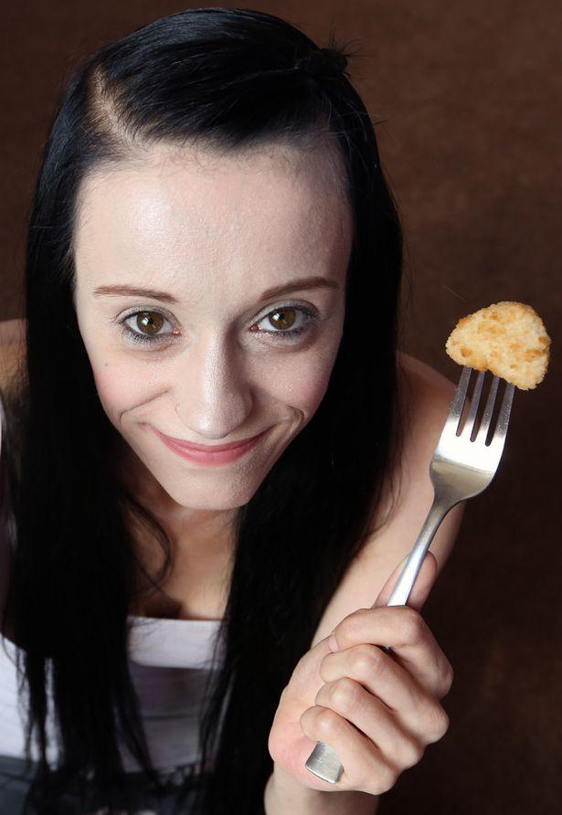 英国女子失恋后患上厌食症，4年来只吃炸鸡块，瘦得只剩皮包骨