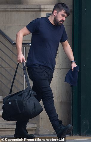 英国男朝美女扔遥控器，竟精准打中女孩右眼致其失明，被判入狱