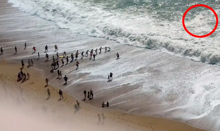 壮观！英游客被海浪卷走，海滩竟上演人链救人，其中多人又被卷走