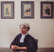英黑人女律师去法庭，一天三次被误认为是被告