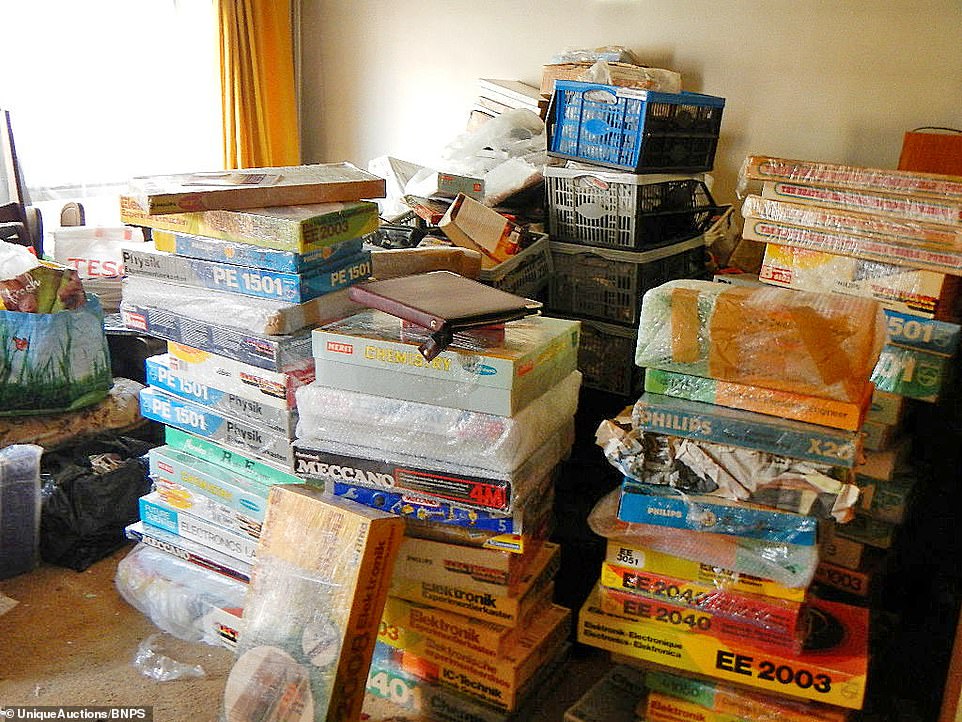 英囤积者家中堆满6万件物品，大部分为未拆快递，自己被迫住旅馆