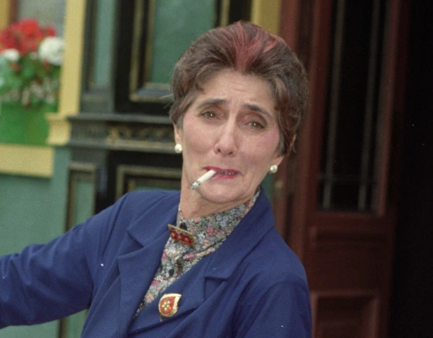 英9旬演员70年每天抽20支烟，医生坚决不让戒：怕她休克