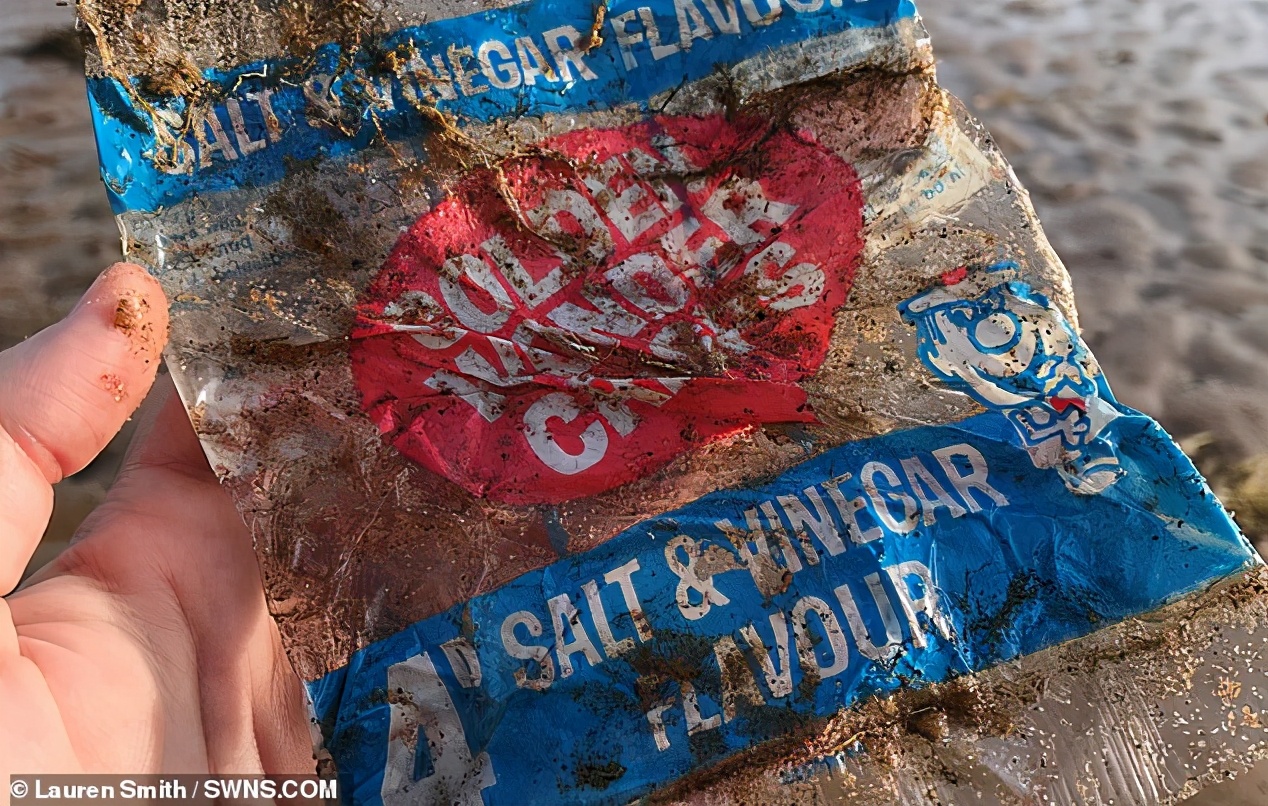 英女子海边散步发现50年前薯片，包装保存相当完好，丝毫未褪色