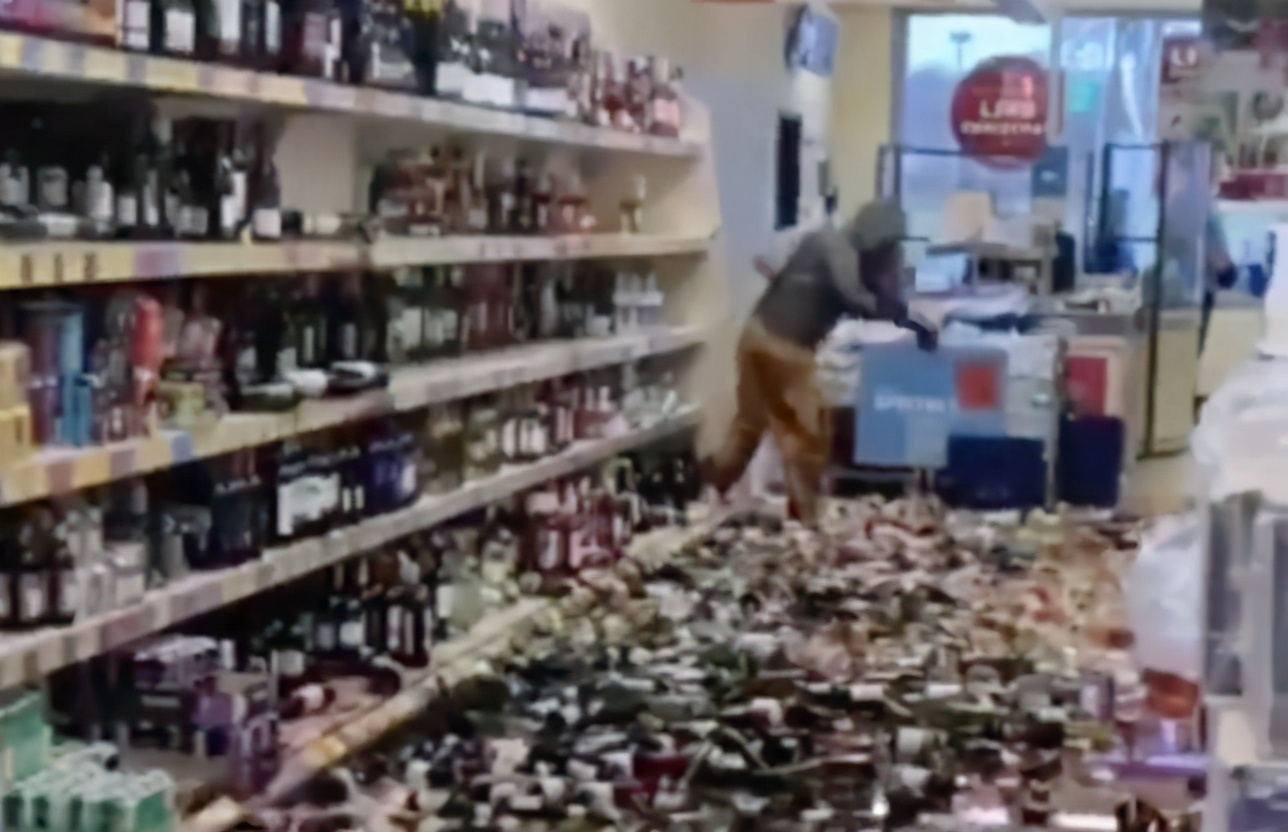 悍妇！英暴躁女子超市内泄愤，5分钟砸碎500瓶酒，顾客惊呆了
