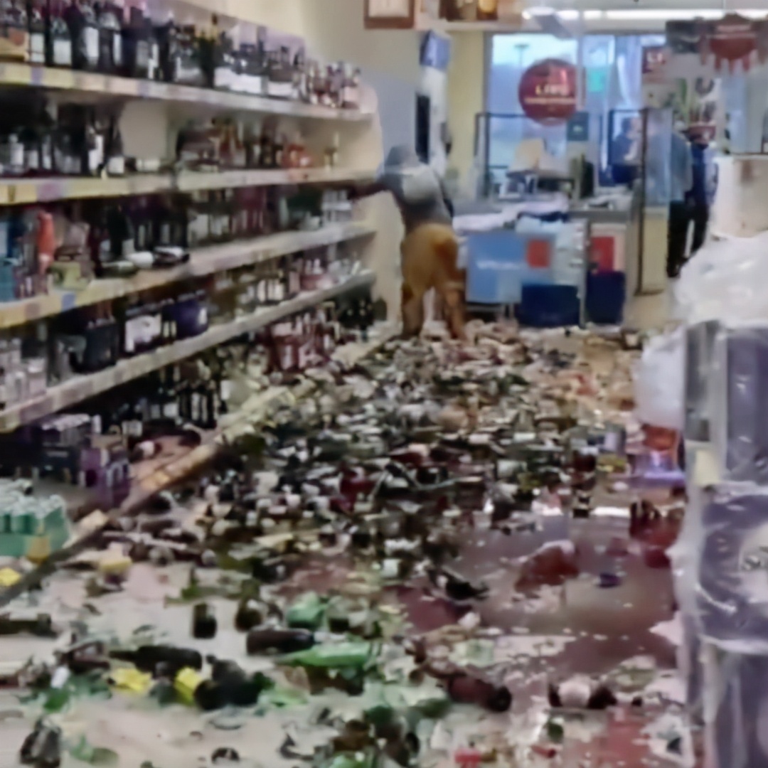 悍妇！英暴躁女子超市内泄愤，5分钟砸碎500瓶酒，顾客惊呆了