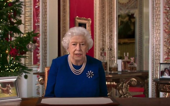 英女王竟被“换脸”上电视？过圣诞站桌上手舞足蹈，简直以假乱真