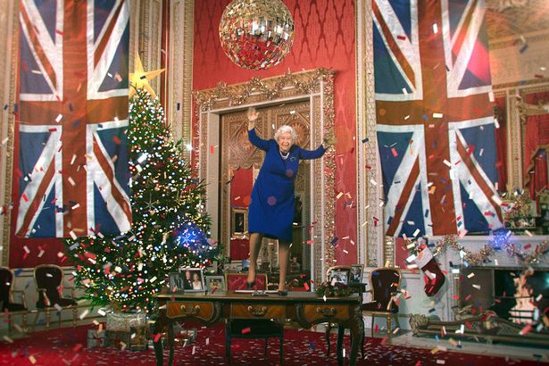 英女王竟被“换脸”上电视？过圣诞站桌上手舞足蹈，简直以假乱真