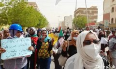 苏丹防暴警察轮奸上街抗议的女孩，作为“惩戒
