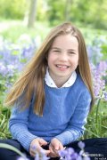 夏洛特公主7岁生日，花丛中无邪浅笑，网友：太像她爸威廉了！！