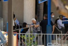 双枪扫射，68岁华侨向40名同胞停火！他不屈不挠扑向枪口…