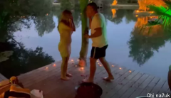 湖边浪漫求婚，下一秒戒指间接掉进水里，他傻住了