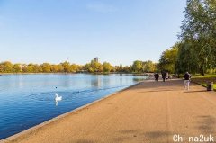 英国低温预警！这些露天泳池降温玩乐两不误！