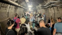 火车在海底隧道抛锚，数百名英国乘客被困5小时后步行折返！？